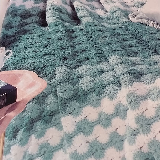 CLOVER BLANKET WITH TASSELS
